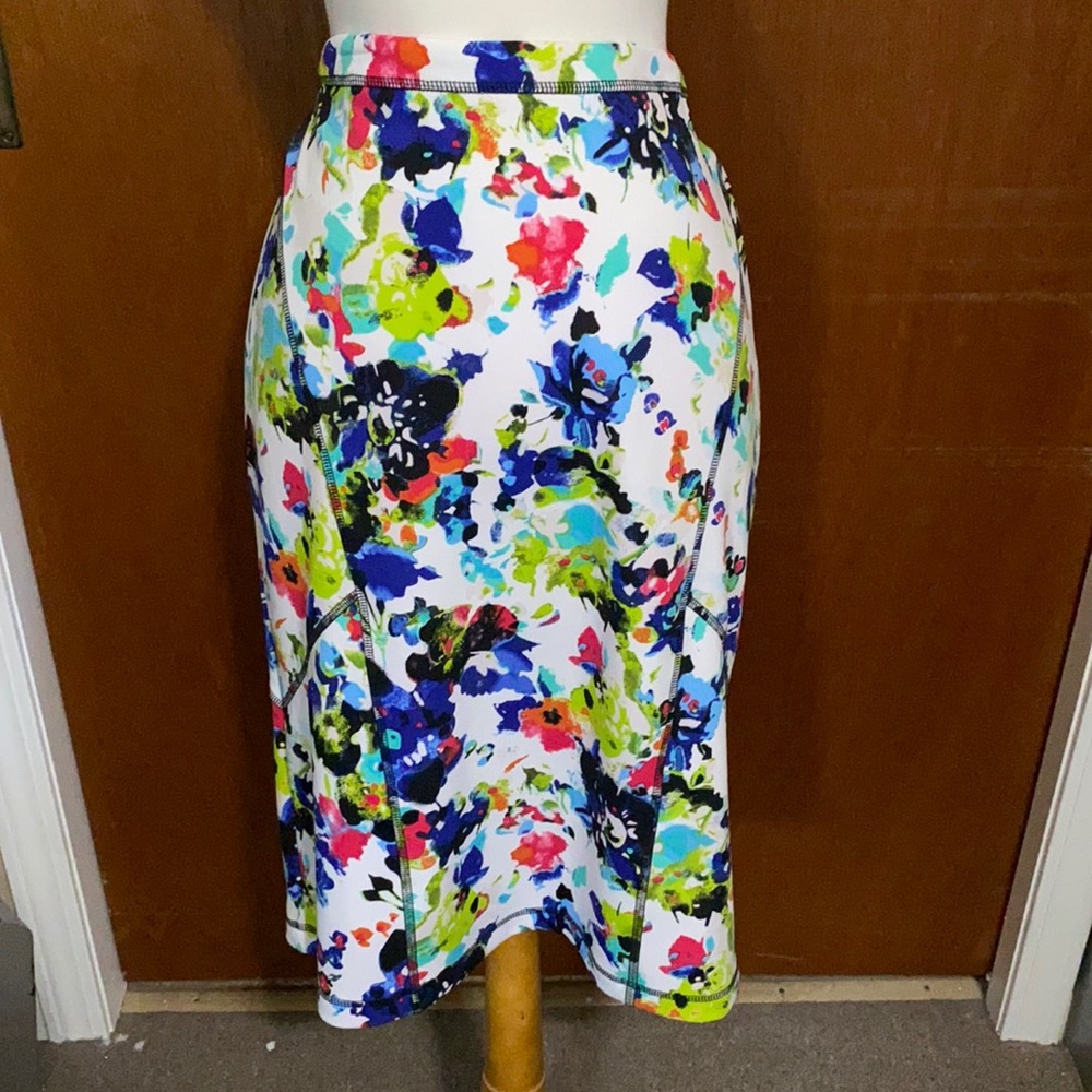 Floral print pencil skirt NWT. Sz large